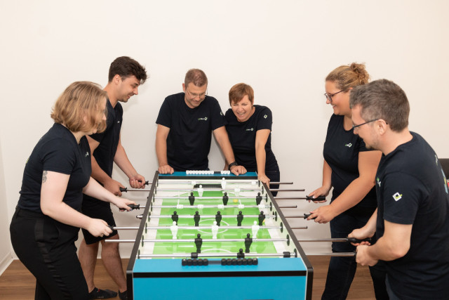 Das LENA Team spielt Tischfußball